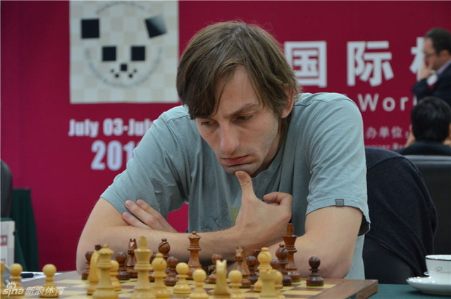 格里斯丘克全神思考