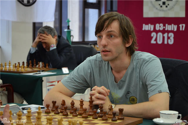 格里斯丘克与对手对话