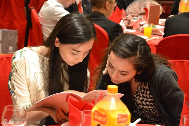 黑嘉嘉和姐姐在一起