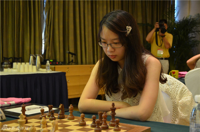 丁亦昕装扮靓丽