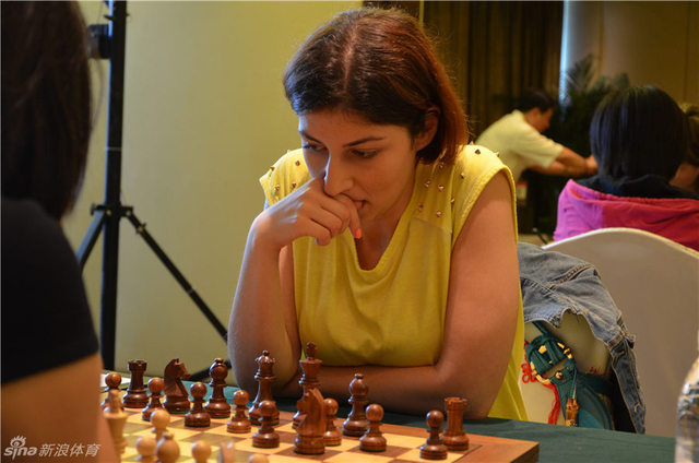 阿布拉汉姆扬专注棋局