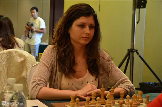 梅利基娜表情轻松