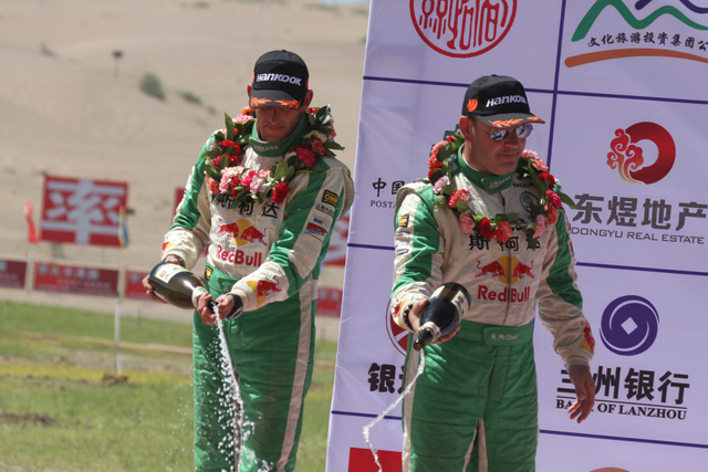 亚军麦克西与领航喷香槟