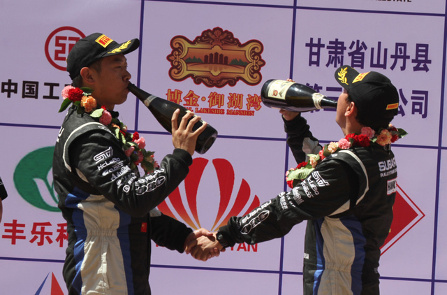 季军李微与姜伟涛畅饮