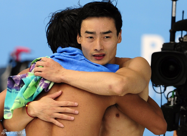 秦凯何冲庆祝夺冠