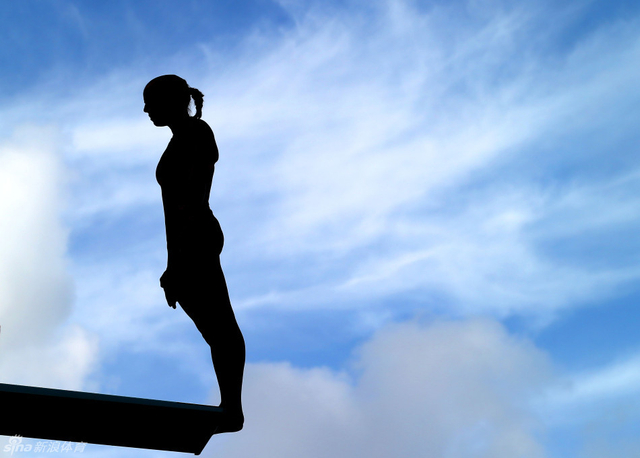 意大利选手孑然立于跳板