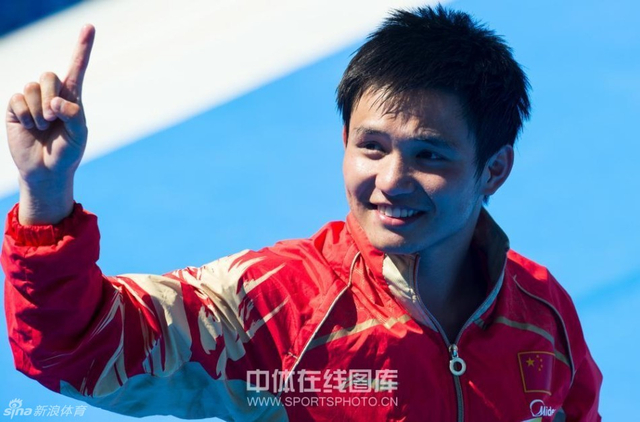 邱波高举手指寓意第一