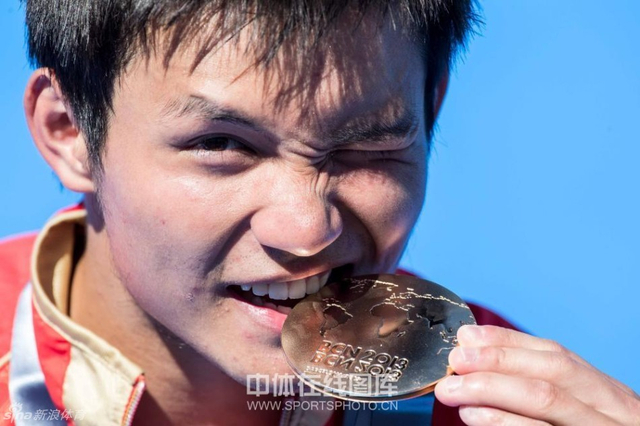 邱波帅气咬金牌