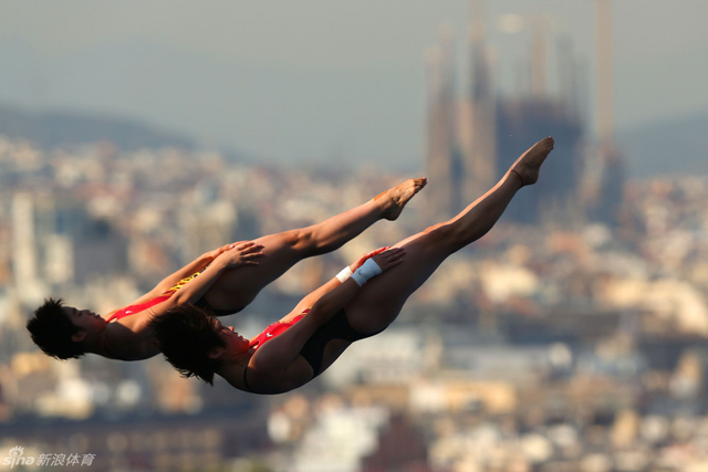 两人动作同步一致