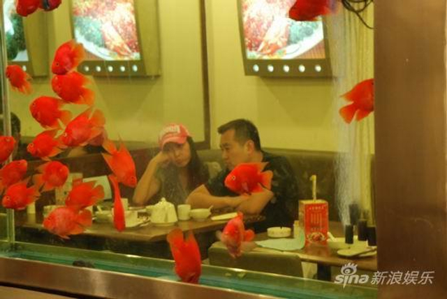 一起吃饭的甜蜜情侣