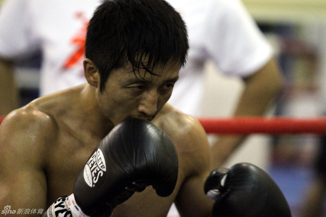 邹市明挥汗如雨
