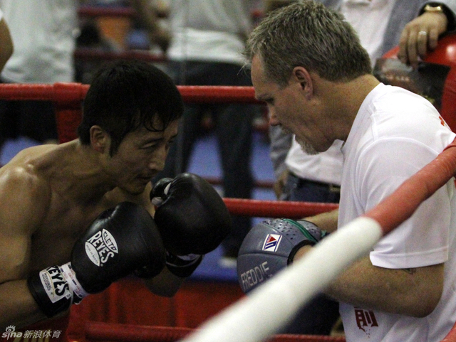 邹市明挥拳训练