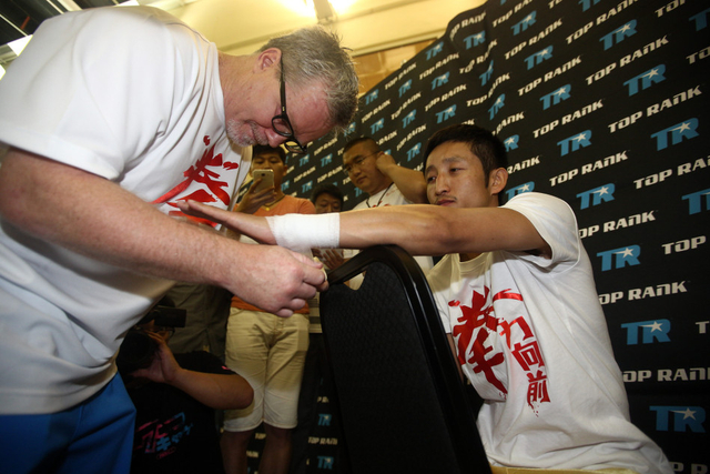 教练弗莱迪为邹市明准备训练