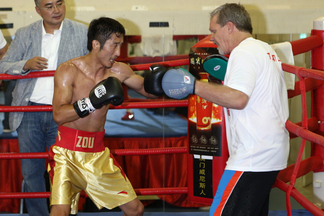 邹市明苦练挥汗如雨