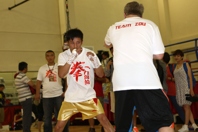 邹市明赛前对战全神贯注