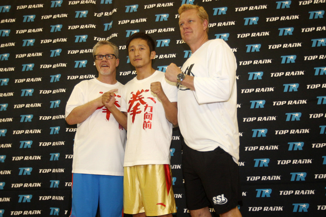 邹市明与教练佛莱迪体能教练凯文