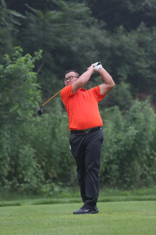 中国企业家高尔夫球队朱胜华挥杆