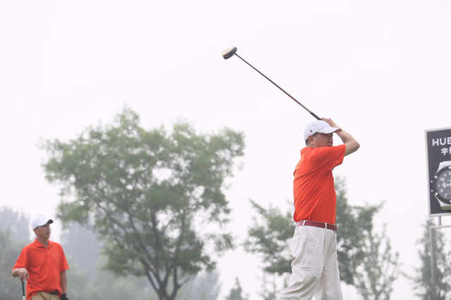 中国企业家高尔夫球队北队队长张醒生挥杆