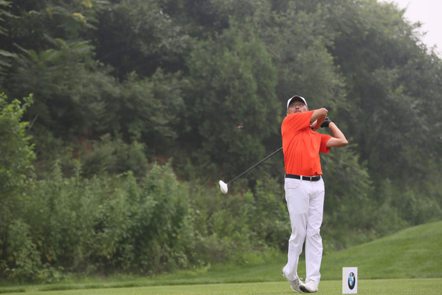 全明星队队长何平挥杆