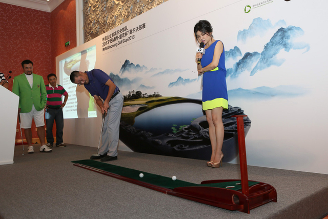 互动游戏：何平参与推杆比赛