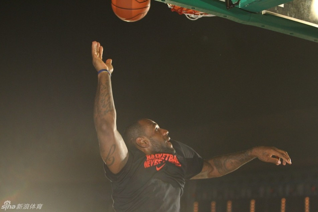 詹姆斯太庙上演暴扣