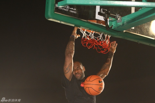 詹皇扣篮