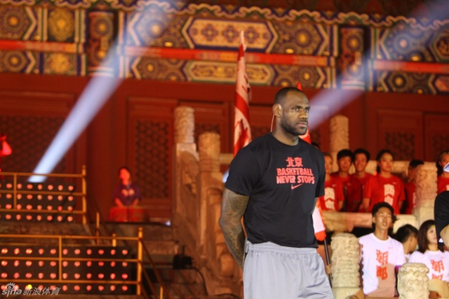 詹皇聆听现场呐喊