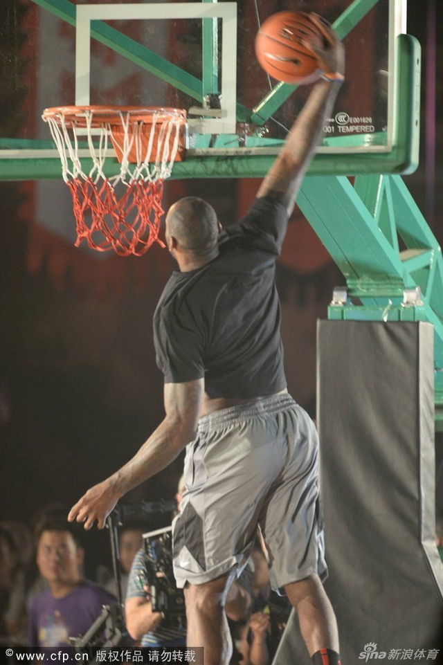 霸气单手扣篮