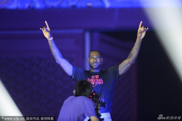 詹姆斯高举双臂