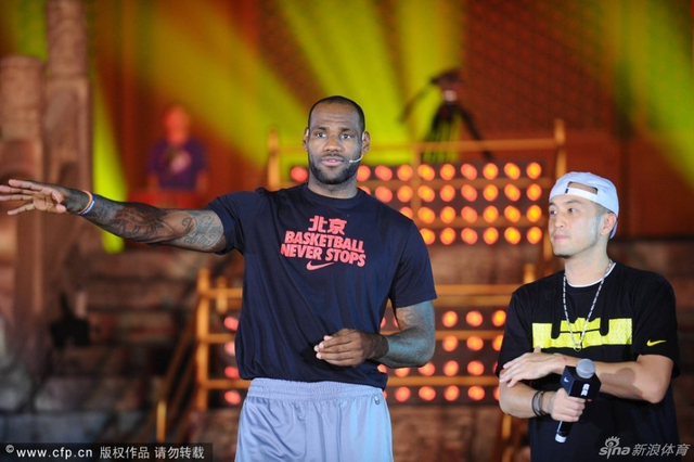 詹姆斯大手一挥