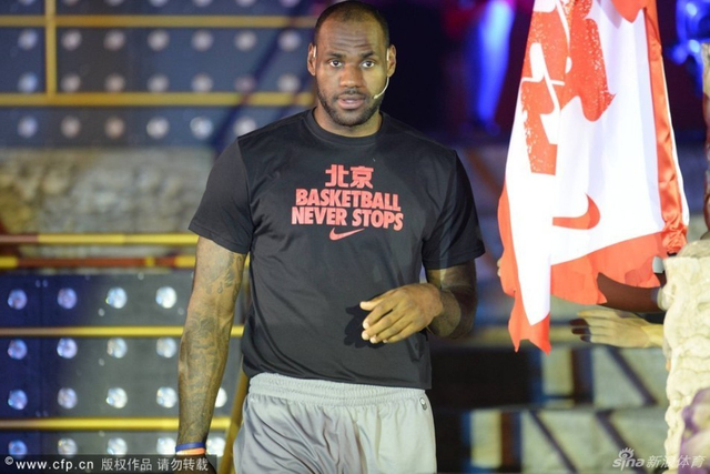 詹姆斯面对镜头