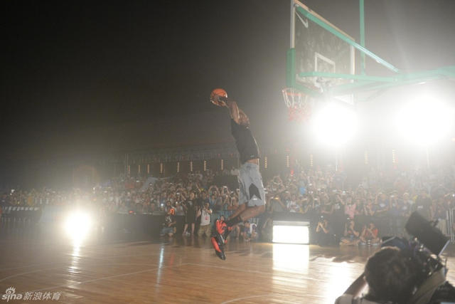 詹姆斯展示滞空