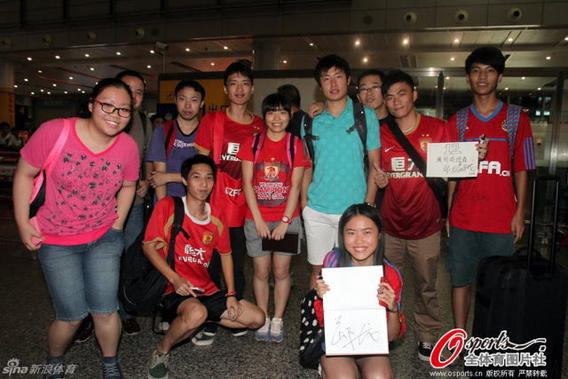 恒大新援郑龙抵达广州