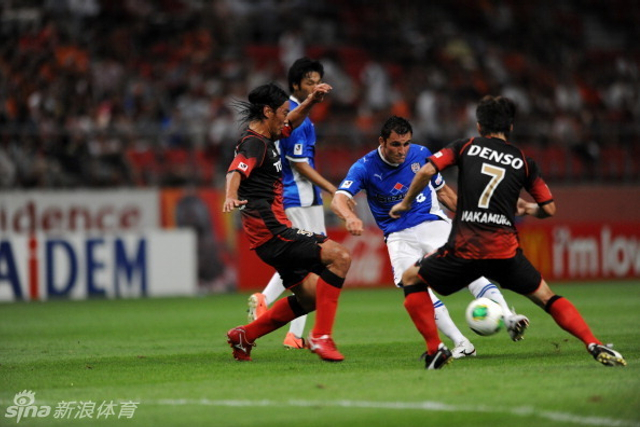 人群中起脚打门