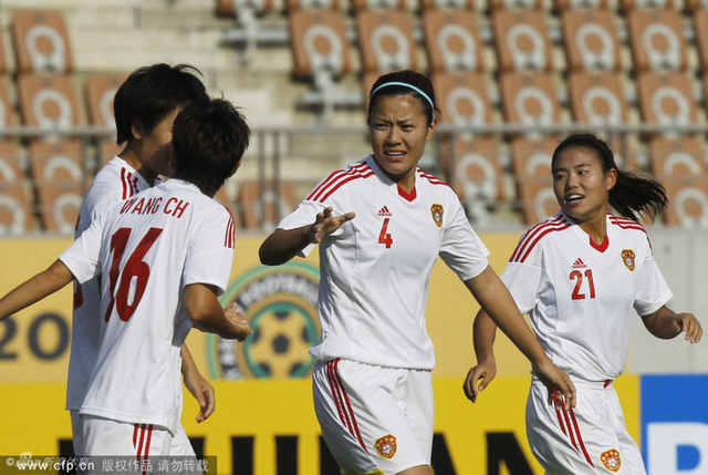 王丽思与队友庆祝进球