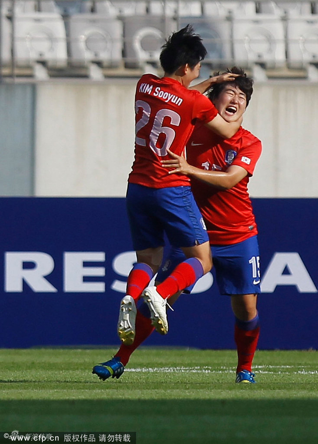 队友拥抱金罗莱