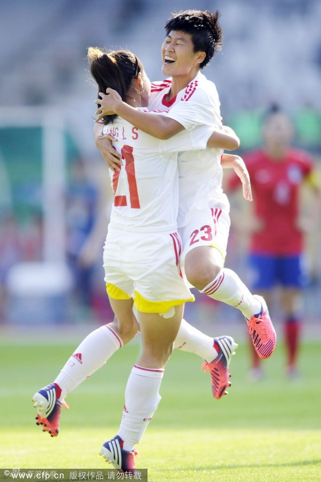 21号王丽思与队友庆祝进球