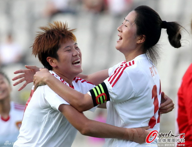 27号李影庆祝进球