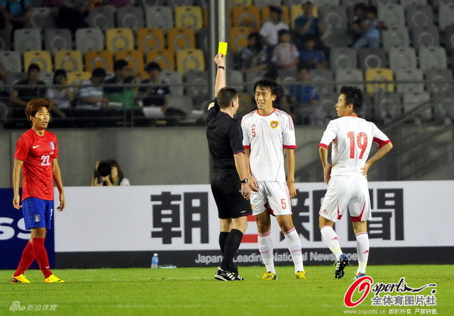 裁判向杜威出示黄牌