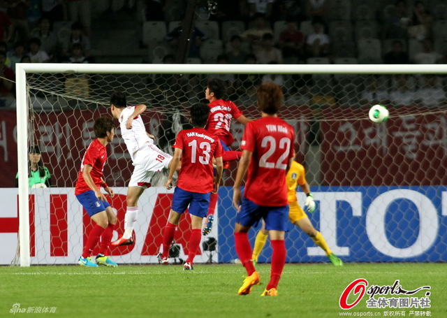 郜林头球攻门