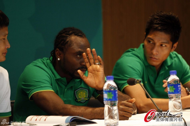 乌塔卡与众人打招呼