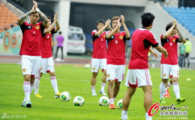 队员们为提前到场的球迷鼓掌