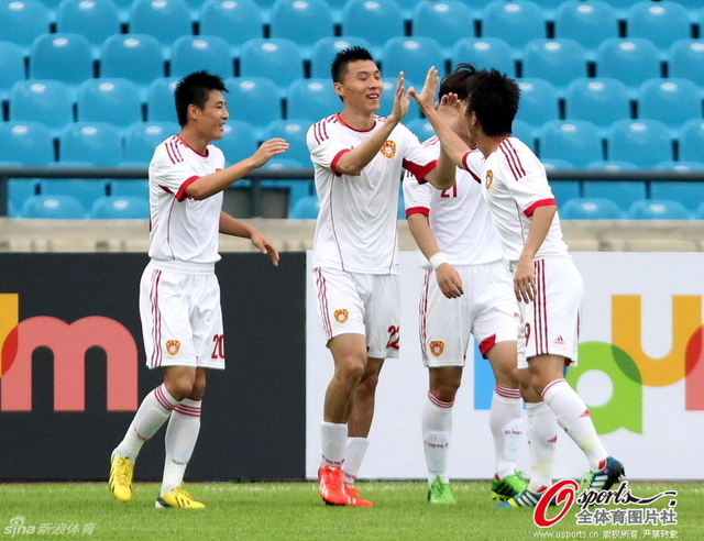 队友上前向大宝庆祝