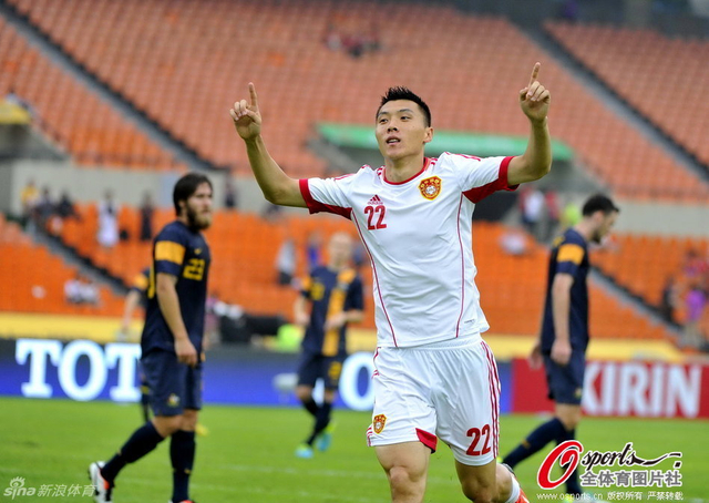 于大宝高举双手