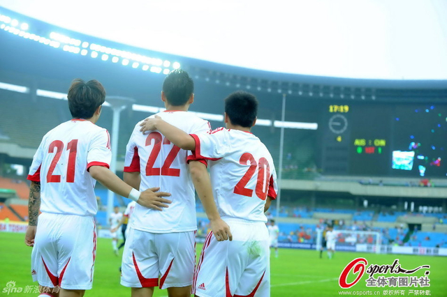 张稀哲于大宝武磊三人庆祝