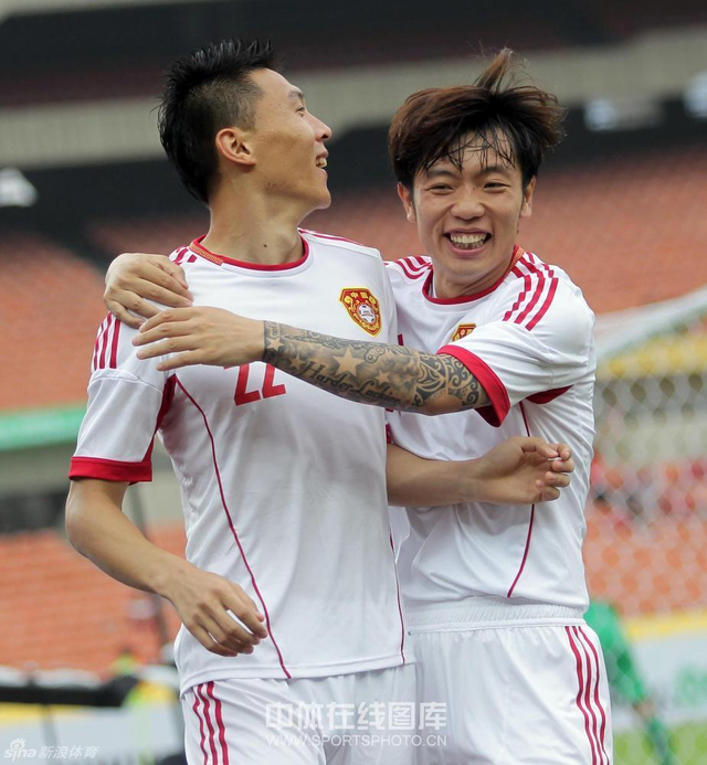 张稀哲拥抱大宝