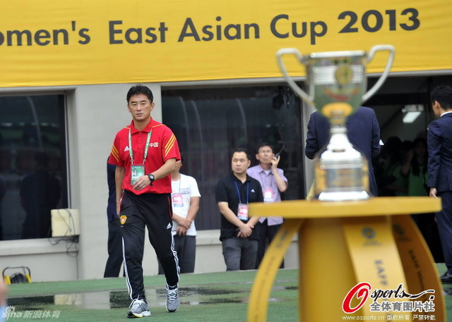 傅博远处不忘注视奖杯