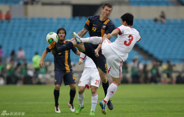 孙祥与对方拼抢