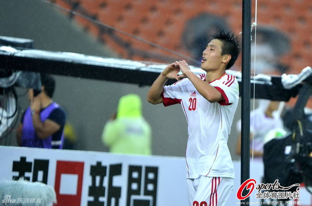 武磊进球后做心形手势