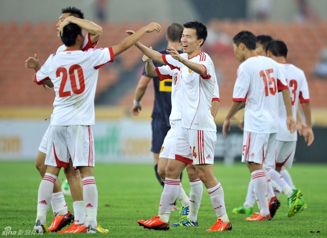 孙可上前为武磊庆祝